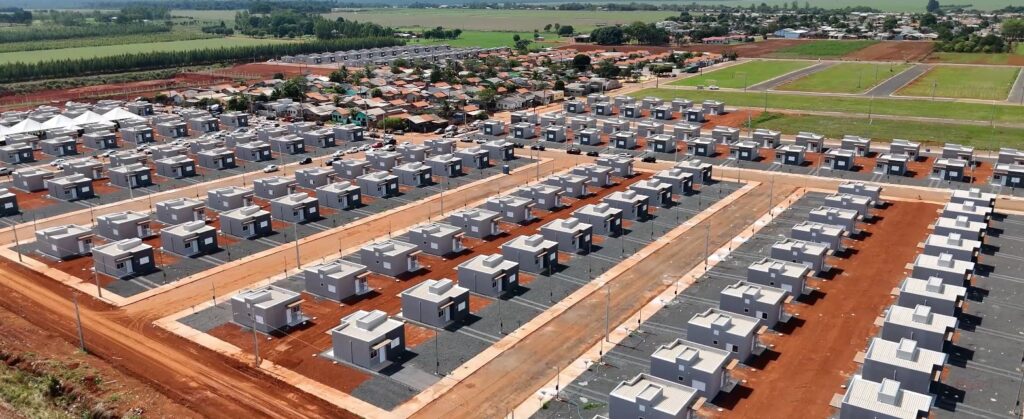 Deputado Moretto participa de entrega de 200 casas em Campos de Júlio e anúncio de novos investimentos para a região Oeste