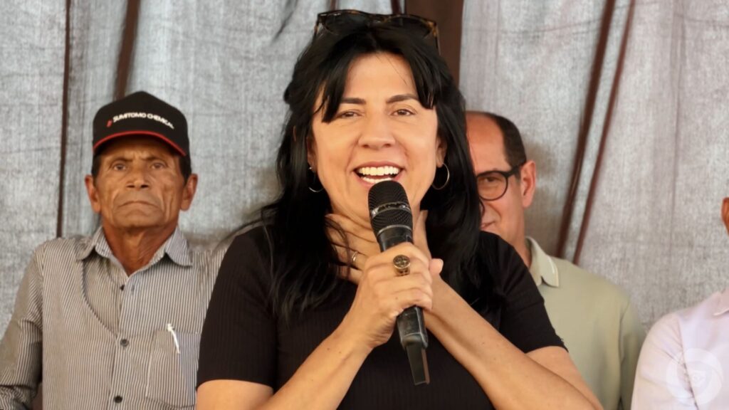 Prefeita Eliene Liberato celebra entrega de ambulância e novos investimentos no distrito de Caramujo