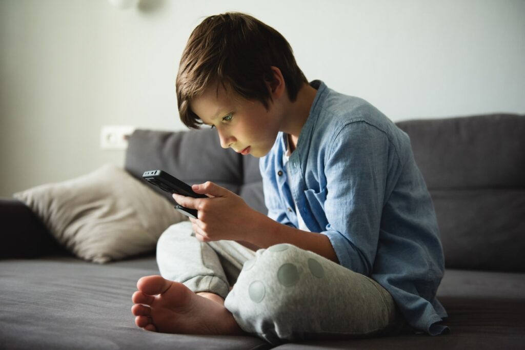 Nova lei reforça punição para exposição de imagem de criança e adolescente no Brasil