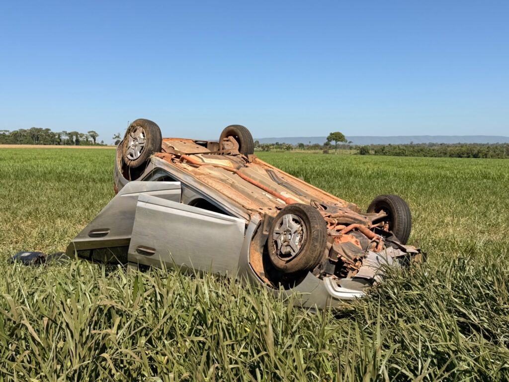 Carro capota às margens da BR-174 em Pontes e Lacerda